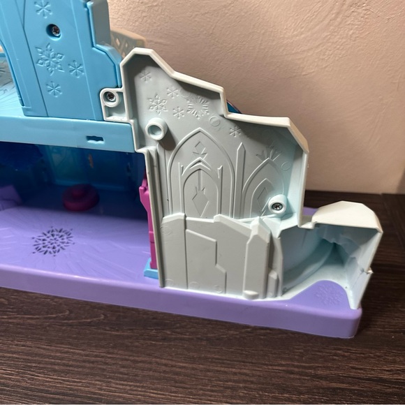 Fisher Price Little People Disney Frozen Elsa’s Ice Palace with Elsa figure ❄️ - Picture 9 of 15